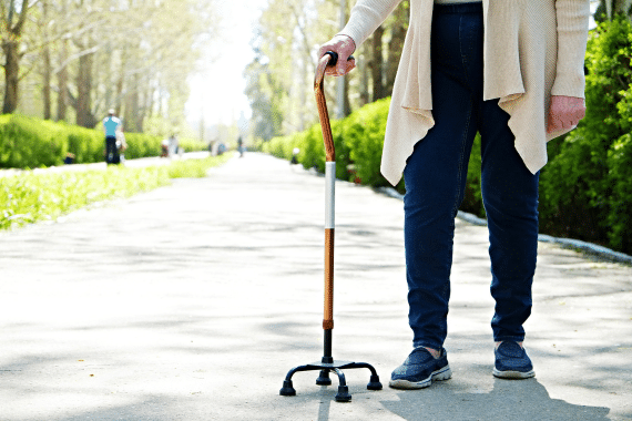 Canne de marche pour seniors : comment choisir la bonne hauteur et le bon modèle ?